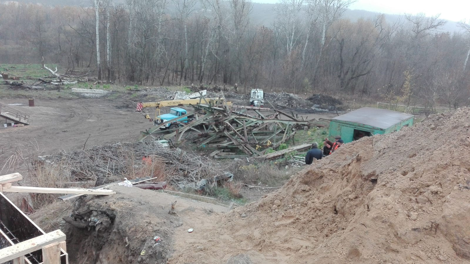 На Луганщине продолжаются подготовительные работы по восстановлению разрушенного пролета моста: опубликованы новые фото