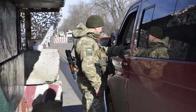 Утро у КПВВ на Донбассе: в очередях скопилось 300 авто