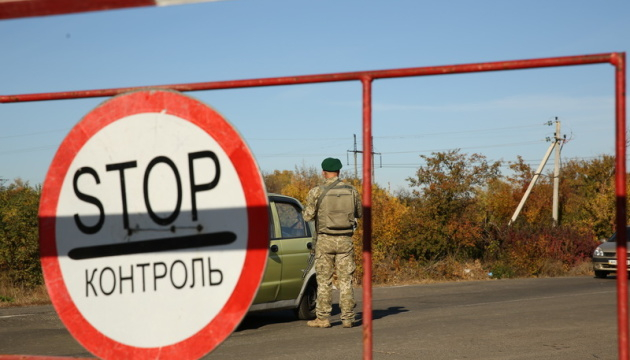 В пятницу через линию разграничения на Донбассе проследовало более 53 тысяч человек