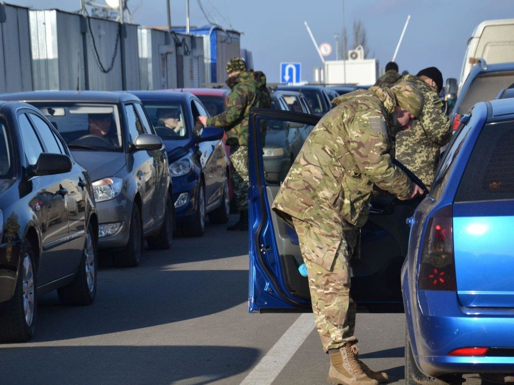 В воскресенье через КПВВ проследовало более 35 тысяч человек