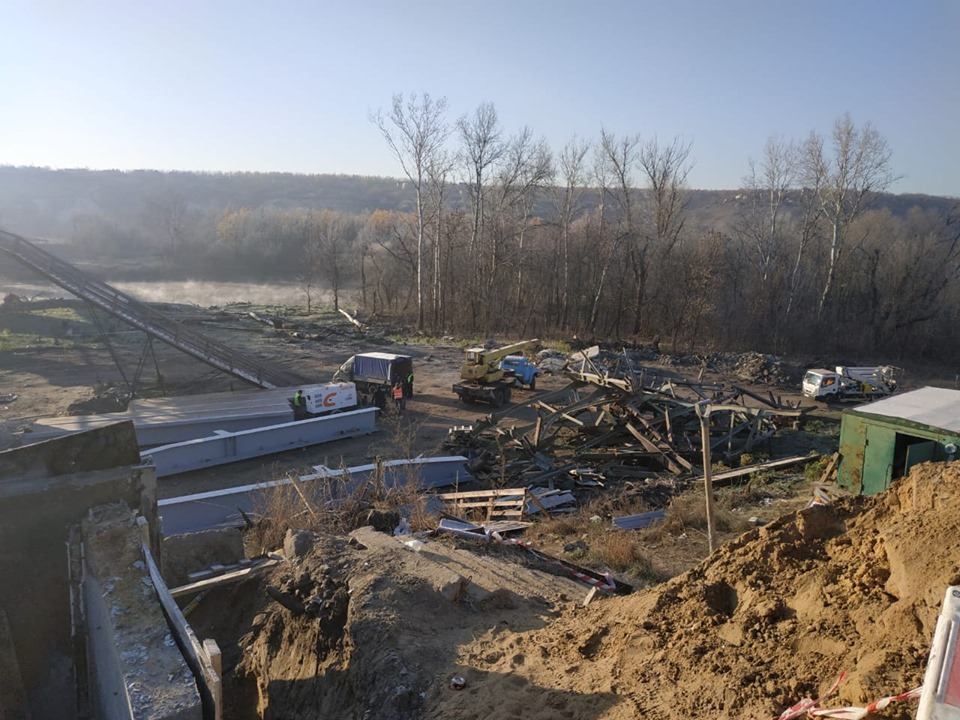 В Станице Луганской продолжают варить металлоконструкции моста через Северский Донец: новые фото