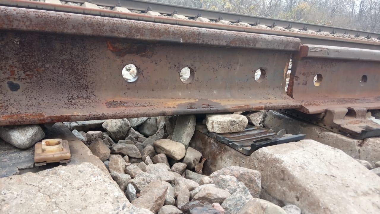 В Луганской области охотники за металлом демонтируют железнодорожные светофоры и рельсы