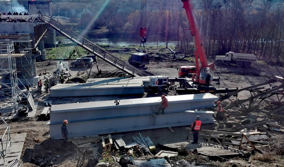 Начался монтаж второй металлоконструкции моста в Станице Луганской: новые фото