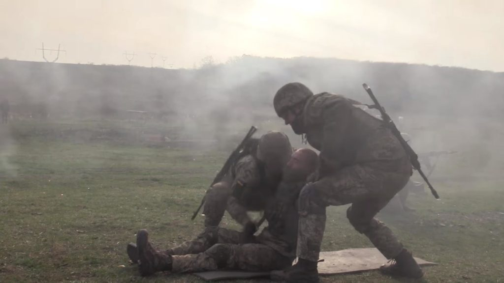 Бойцы ООС учились оказывать помощь раненым в сложных условиях: видео