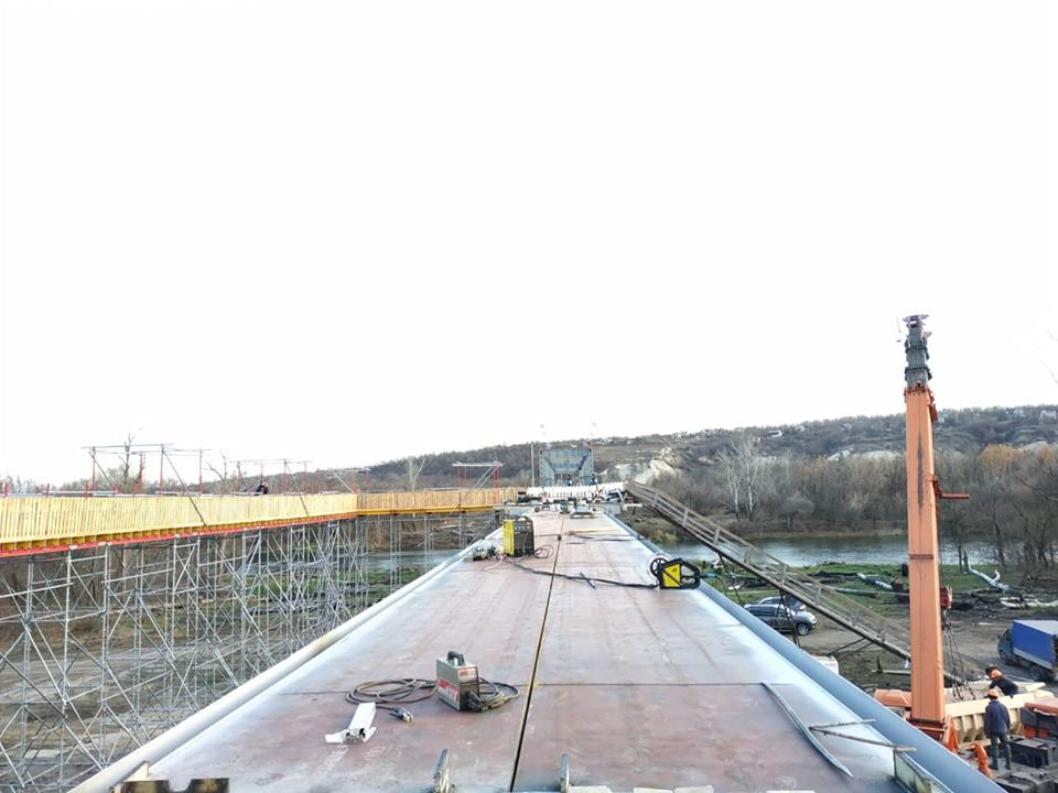 Завершена укладка металлоконструкций моста в Станице Луганской: новые фото