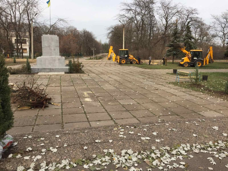 В прифронтовой Красногоровке облагораживают центральную площадь: фото