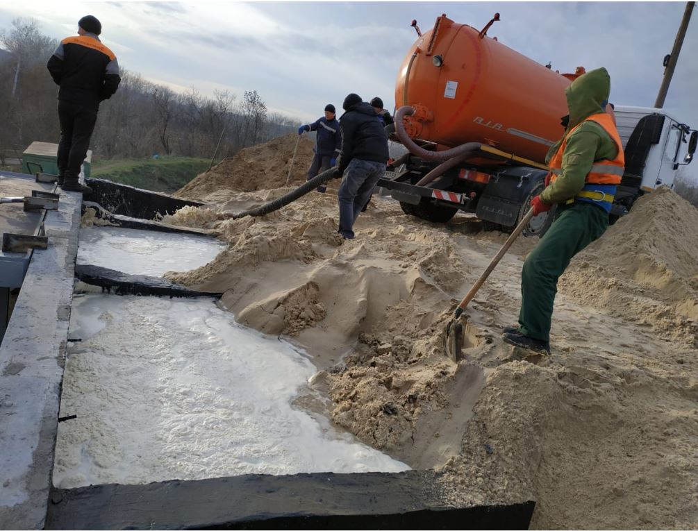 Продолжаются работы по строительству моста в Станице Луганской: новые фото