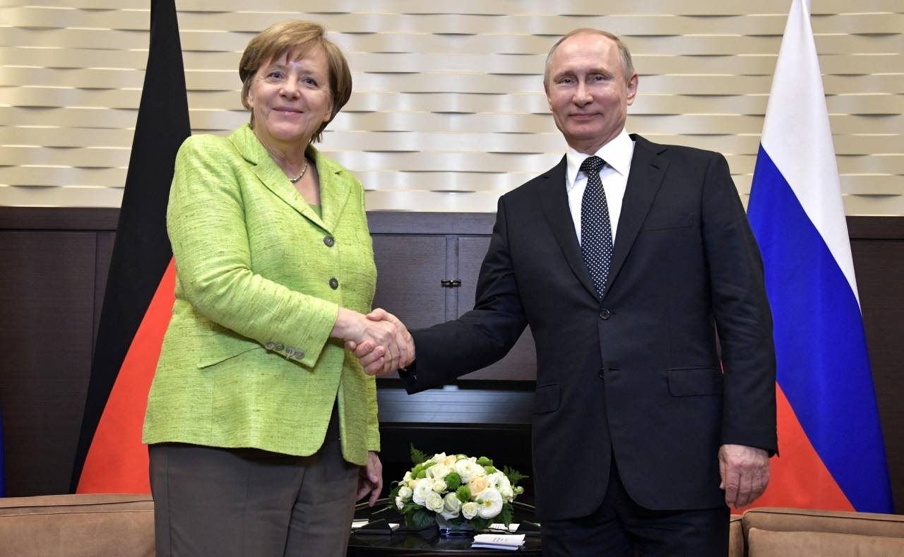 Путин в разговоре с Меркель: Необходимо закрепить особый статус Донбасса