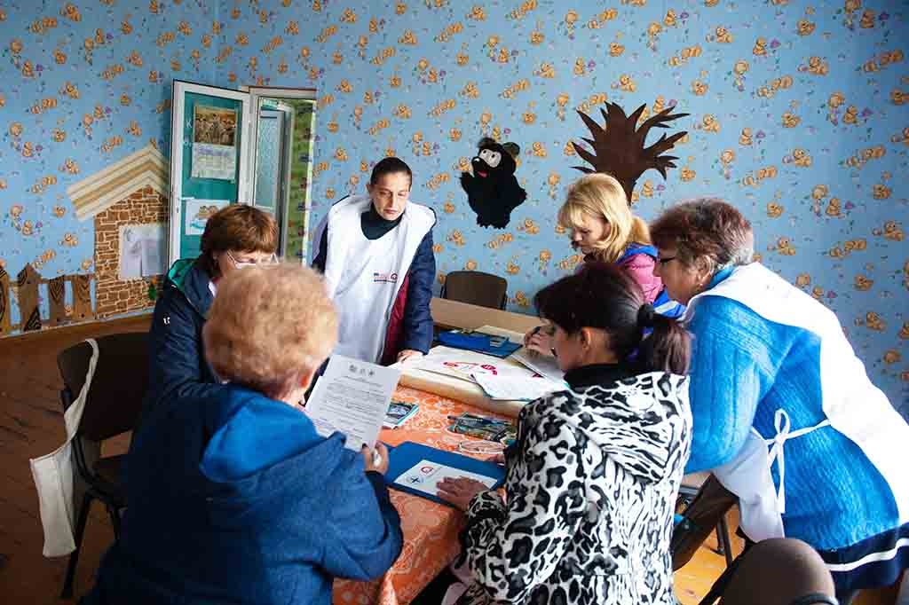 Волонтеры заботятся о социально незащищенном населении в прифронтовых районах Донетчины