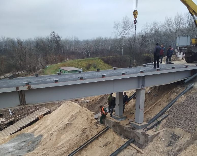 В Станице Луганской продолжили работы по монтажу водоотливных конструкций моста: фото