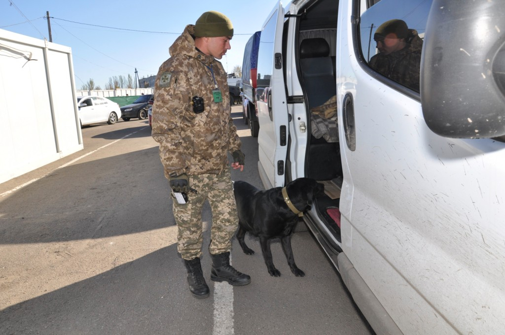 На КПВВ Донбасса продолжается борьба с контрабандой