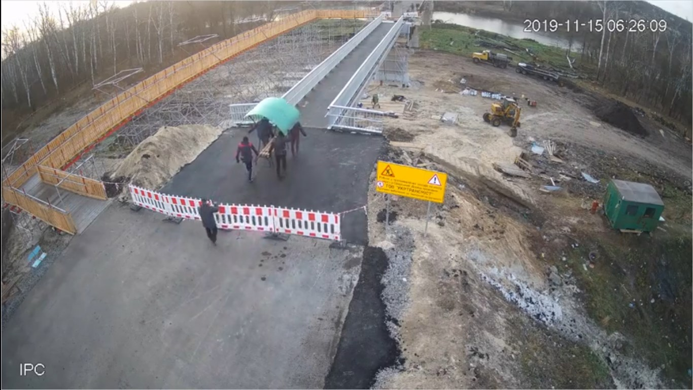 В Станице Луганской украли лавку с недостроенного моста, СМИ назвали виновников