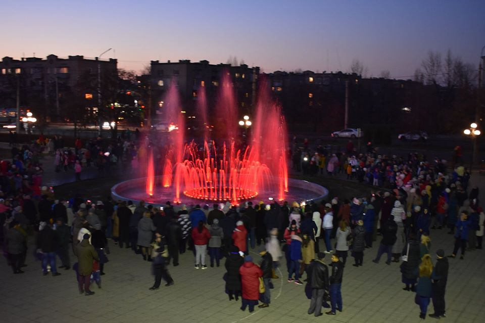 В Северодонецке состоялся праздник главного светомузыкального фонтана: фото, видео
