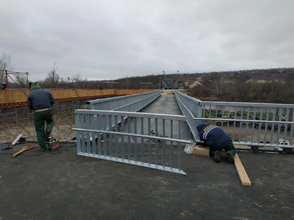 На мосту в Станице Луганской работы не останавливаются