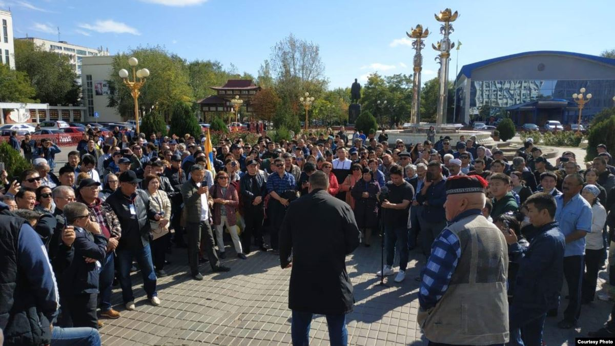 В российской Элисте снова митингуют против мэра-выходца из "ДНР"