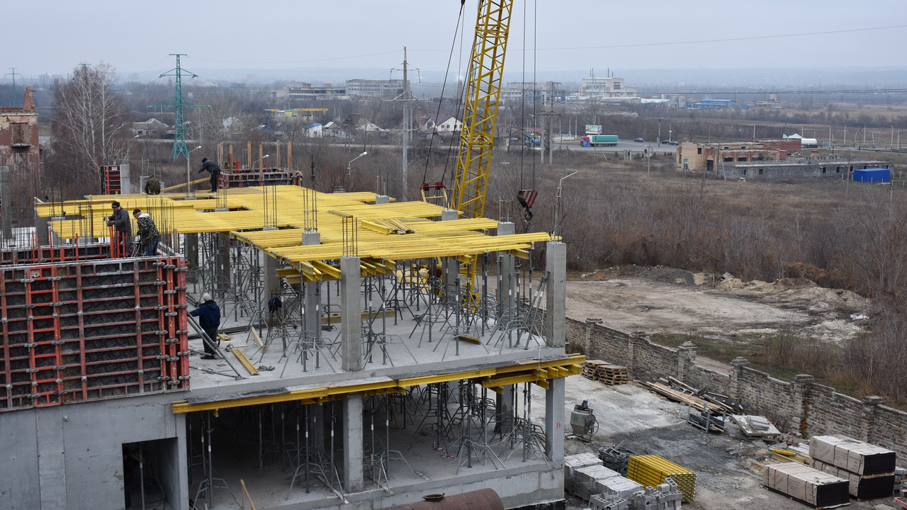 В Семеновке под Славянском активно восстанавливают разрушенную больницу: фото