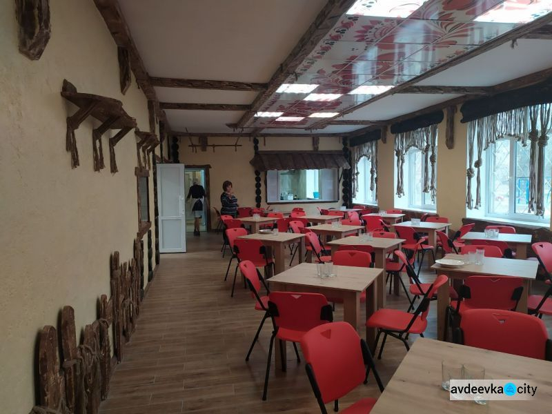 В Авдеевке школьную столовую отремонтировали в стиле этно-кафе: фото
