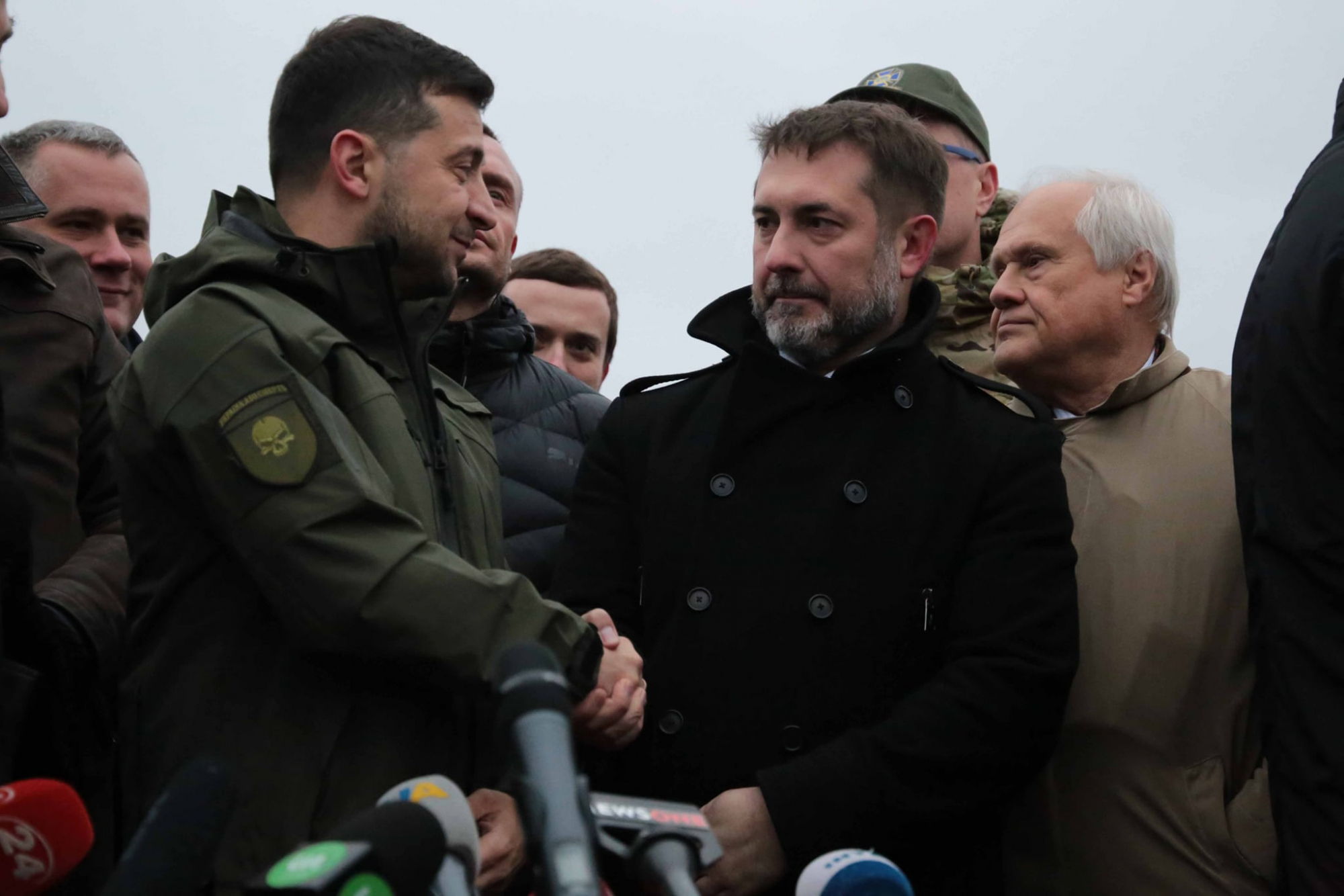 Зеленский поручил отремонтировать дорогу к мосту в Станице Луганской