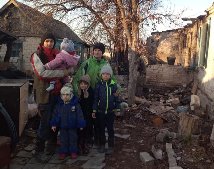 Все сгорело: на Луганщине многодетная семья осталась без дома