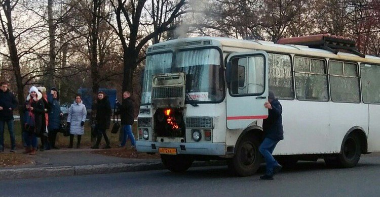 В оккупированном Донецке на ходу загорелся автобус: фотофакт