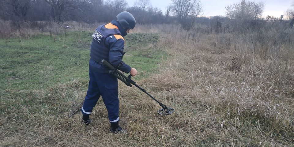 Пиротехники Луганщины продолжают разминирование Станицы Луганской