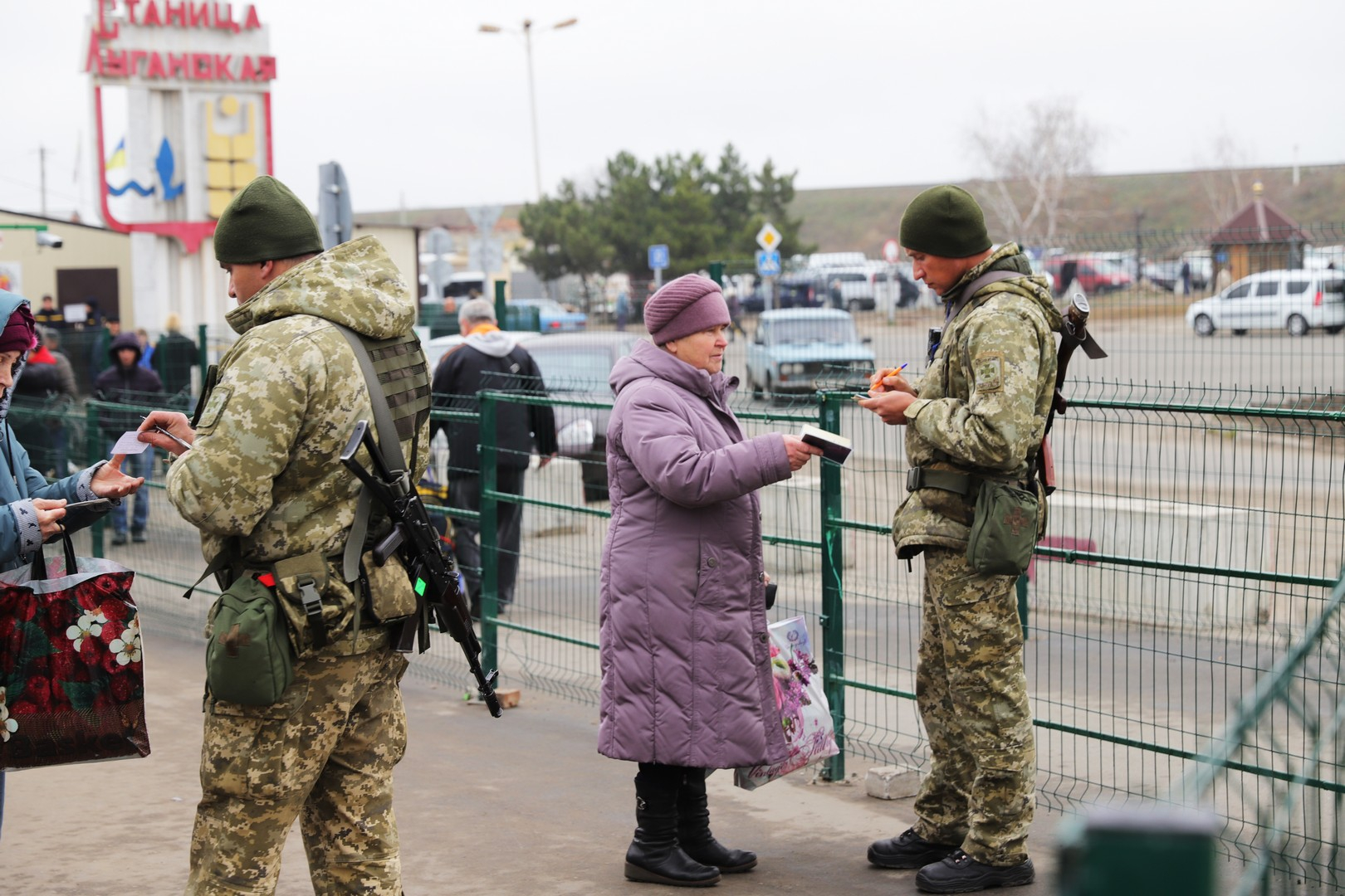 В очередях на КПВВ застряло 245 машин