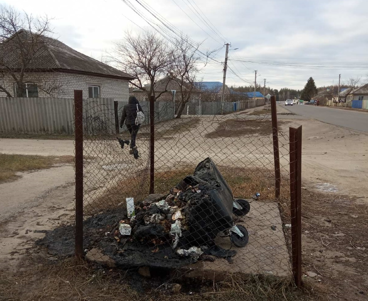 В Новопскове на Луганщине активизировались вандалы: уничтожают мусорные контейнеры