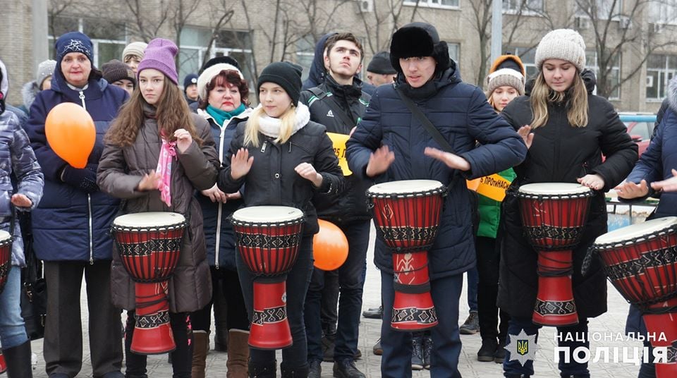 На Луганщине общественность и полиция громко выступили против насилия: видео