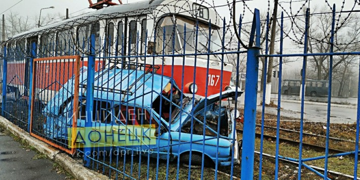 Фотофакт: в оккупированном Донецке автомобиль зажало между трамваем и забором