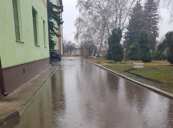 В соцсетях возмущаются из-за непроходимых луж возле больницы в Славянске