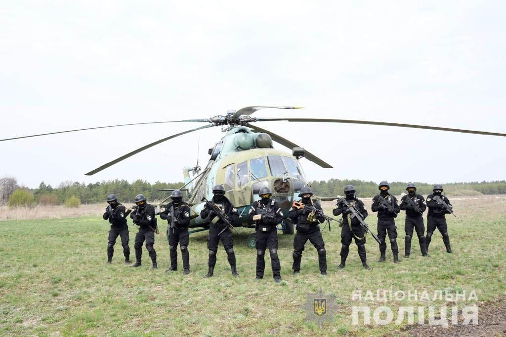 Глава Нацполиции наградил луганского спецназовца за службу на востоке страны