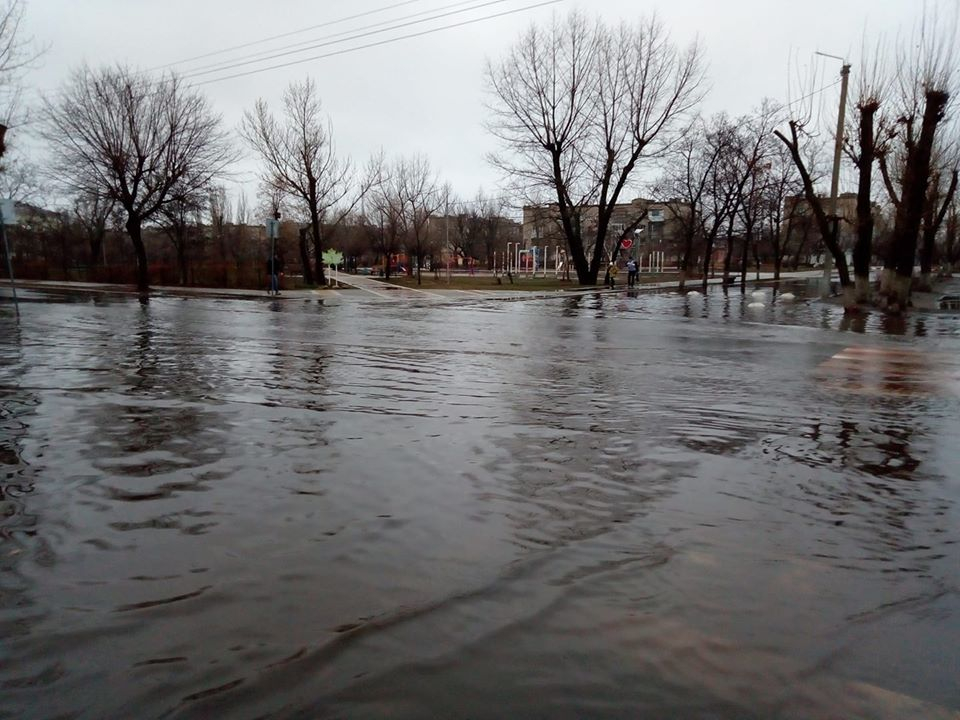 В Северодонецке затопило улицу: реакция жителей