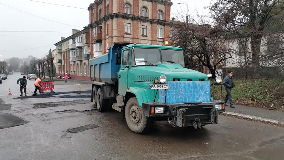 Активист из Лисичанска призвал горсовет обязать асфальтоукладчиков переделать работу