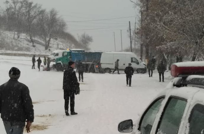 В Лисичанске произошло ДТП с участием снегоуборочной машины: фото