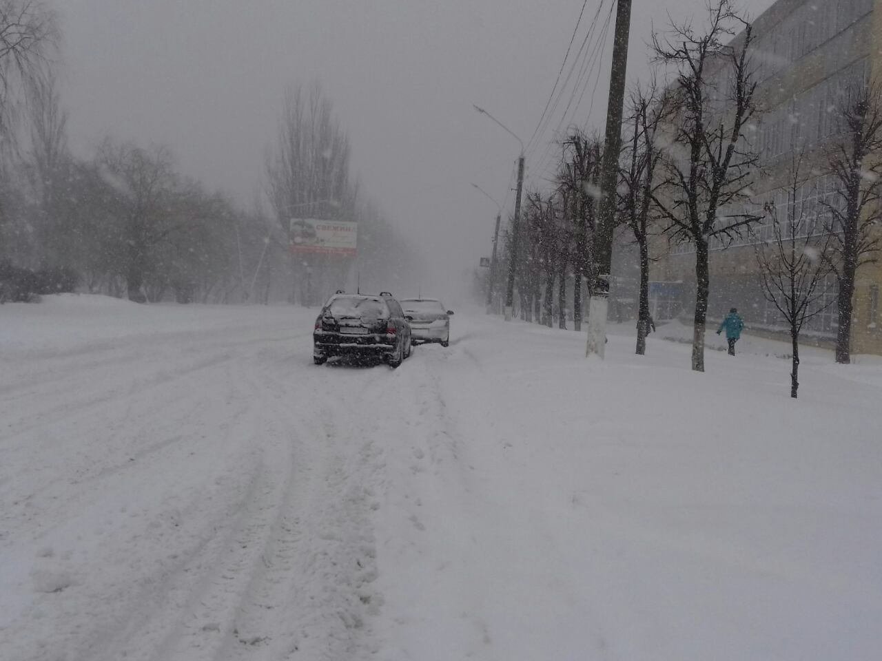 В Лисичанске "неожиданно" выпал снег, движение остановилось: видео