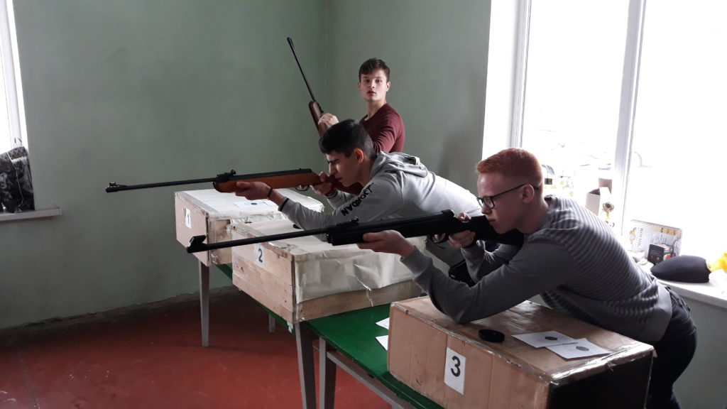 В Славянске прошли региональные соревнования по стрельбе из пневматической винтовки среди школьников