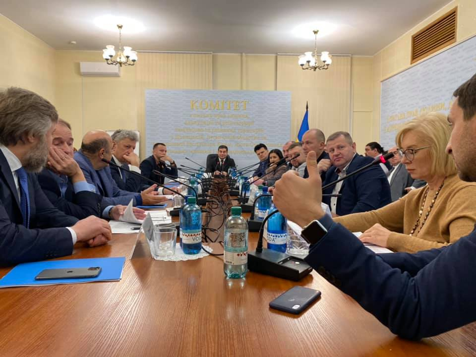 В Киеве проходит заседание по выполнению решений выездной комиссии ВР на Донбасс