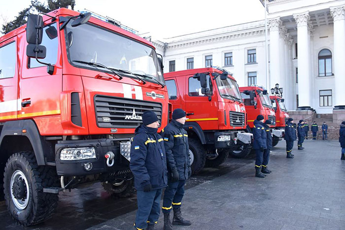 Спасателям Донетчины вручили 7 новых пожарных машин