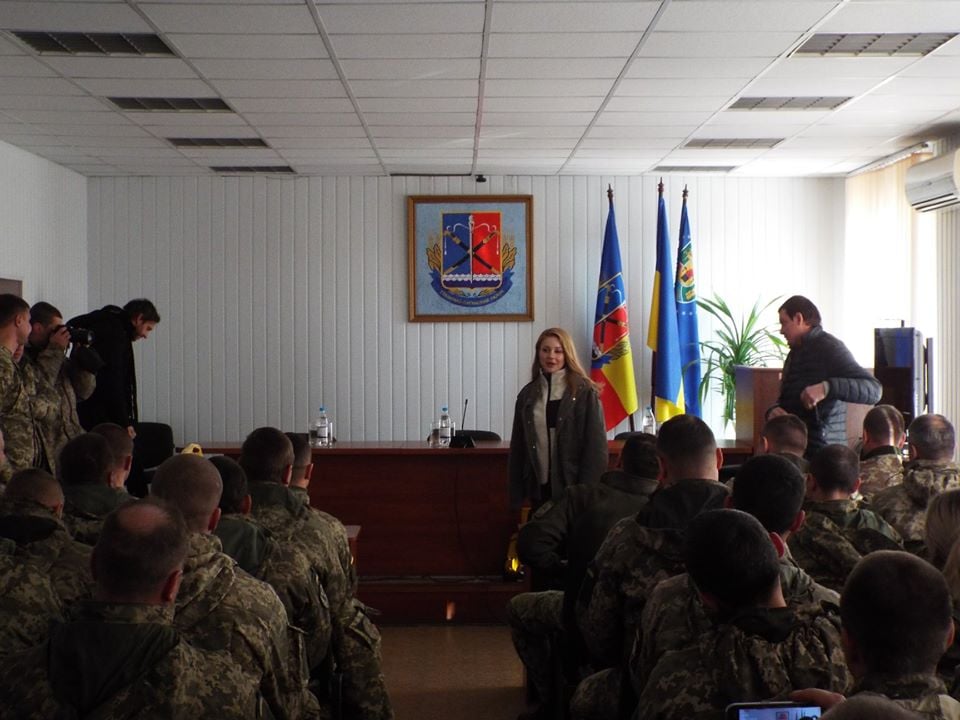 В Станицу Луганскую к украинским военным приехала Тина Кароль: фото, видео
