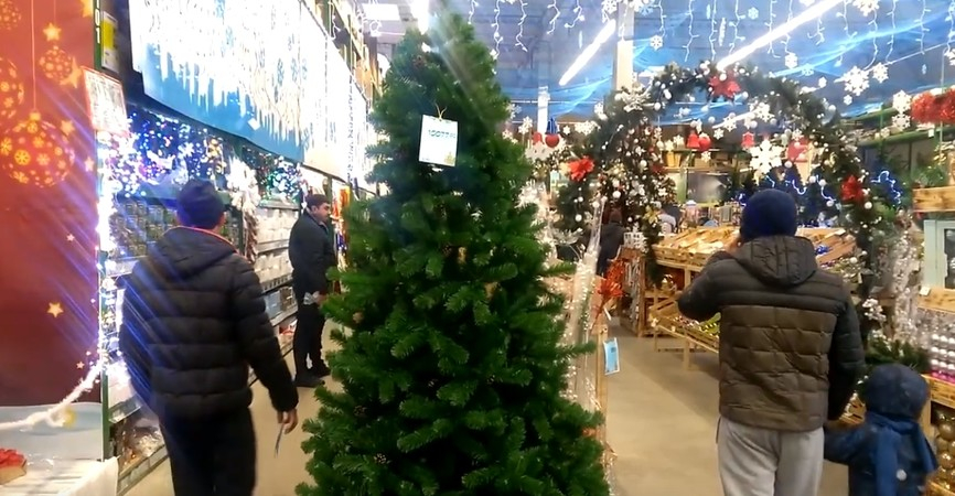 В оккупированной Горловке жалуются на высокие цены на новогодние украшения