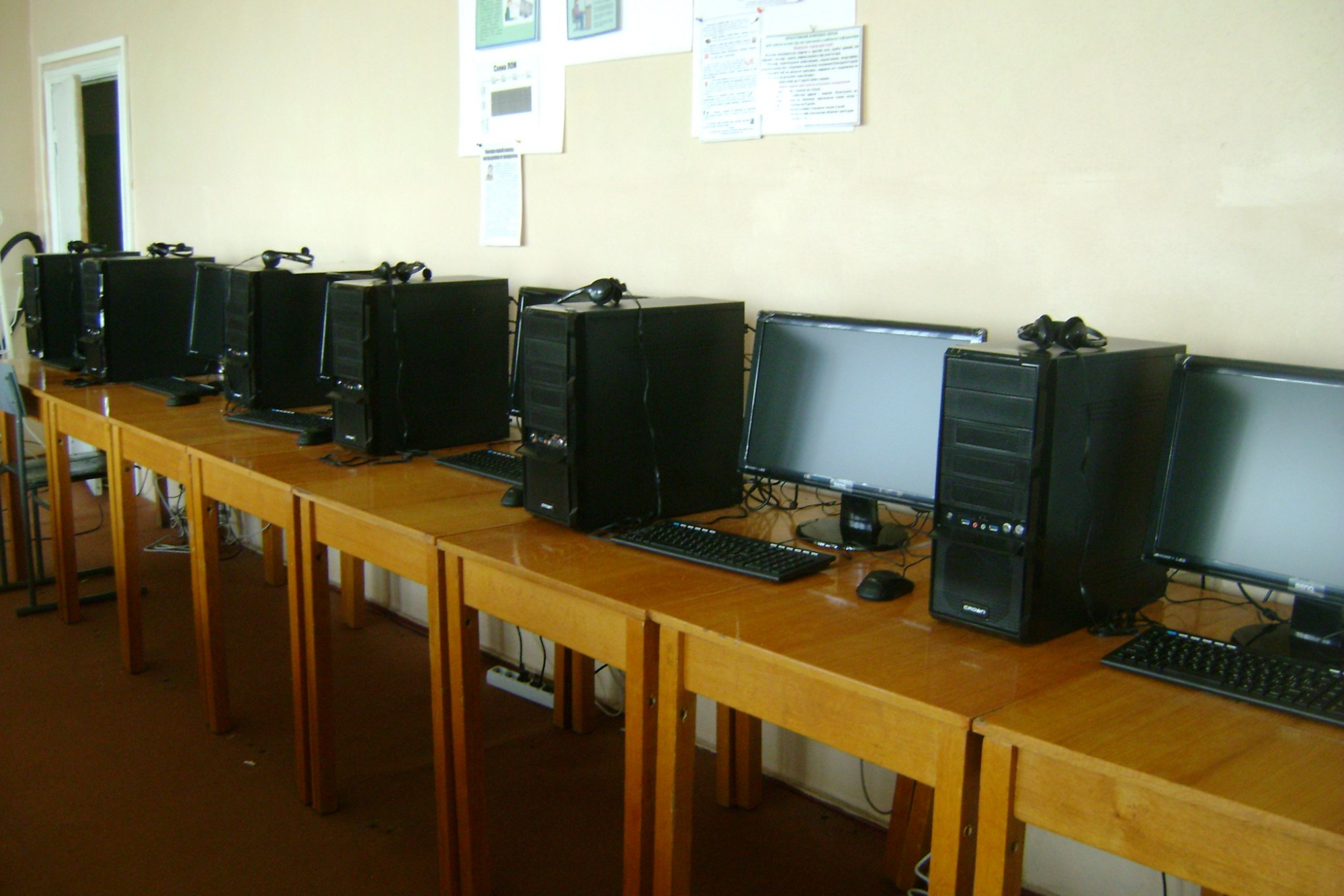 Школы на Луганщине получили компьютеры на миллионы гривен