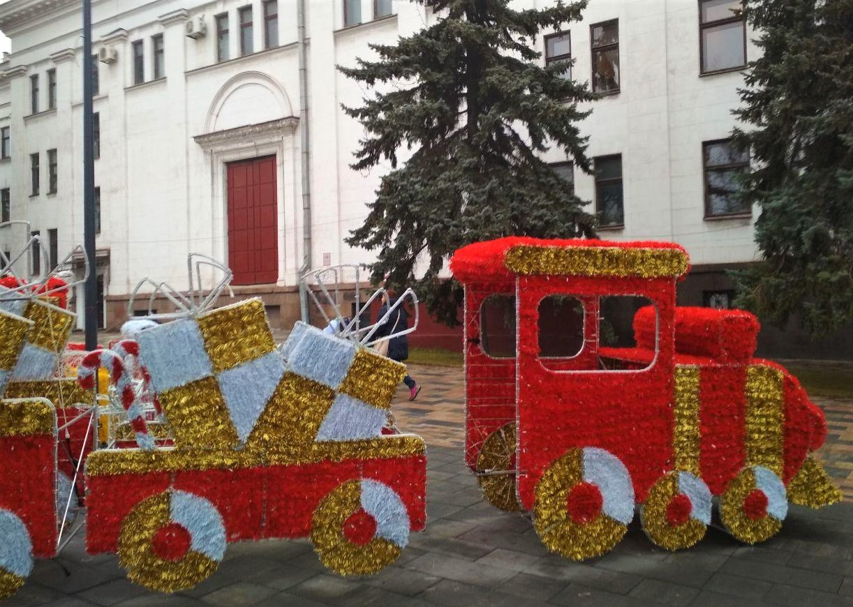 В Мариуполе начали устанавливать главную елку города