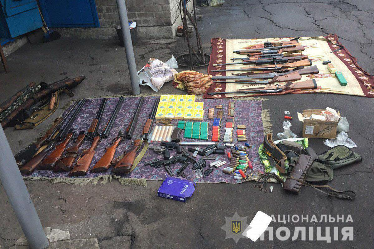 У жителя Доброполья полиция изъяла 17 единиц оружия и патроны к нему