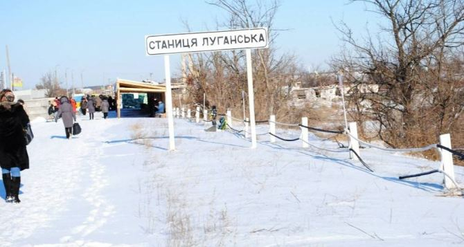 На КПВВ в Станице Луганской умер мужчина