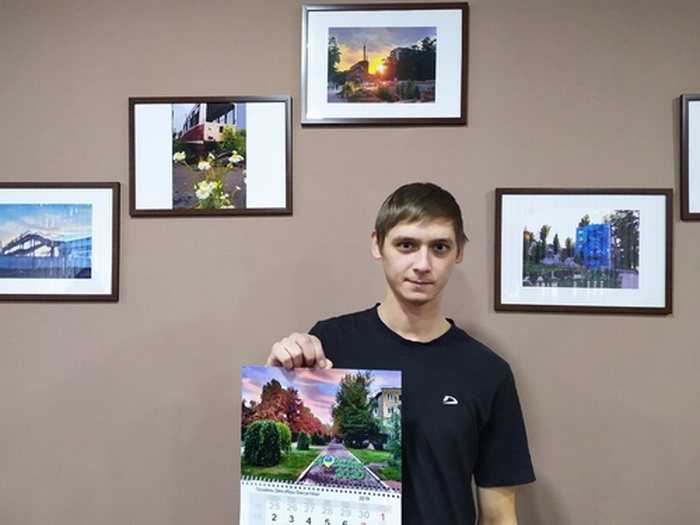 В прифронтовой Авдеевке наградили лучшего фотографа: его работы пошли в ежегодный календарь