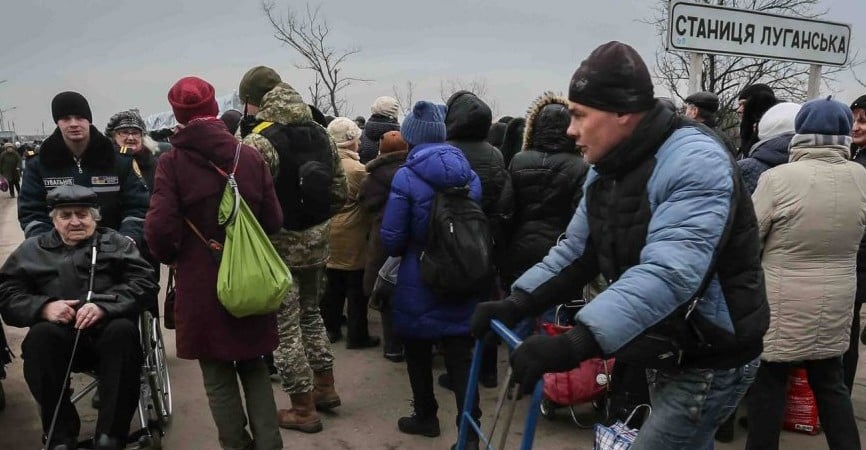 В "ЛНР" анонсировали ограничение движения личного автотранспорта у Станицы Луганской: что изменится