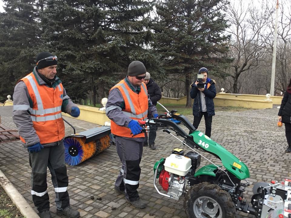 Коммунальщикам Мариуполя передали технику от "Ferrari"