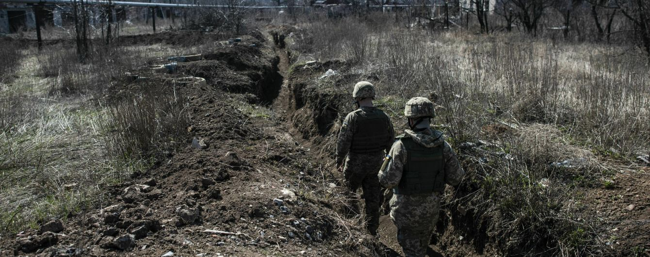 Боевики 4 раза вели обстрел, один воин ранен,  есть потери среди мирного населения, - Минобороны