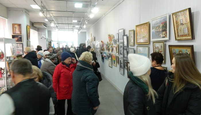 В Мариуполе проходит художественная выставка: демонстрируют более 2 тысяч работ