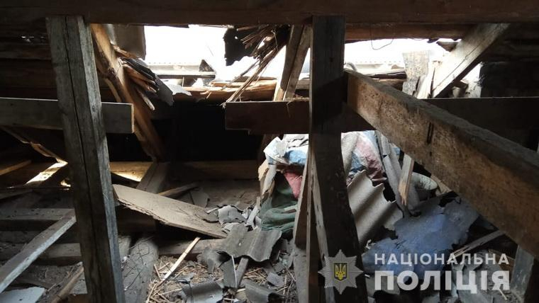 В результате обстрела боевиков на Луганщине повреждены жилые дома: фото